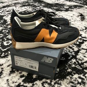 New Balance 327 ladies sneakers black sz 8